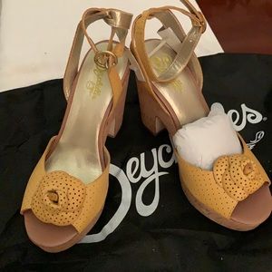 Women’s sandal with stacked heel